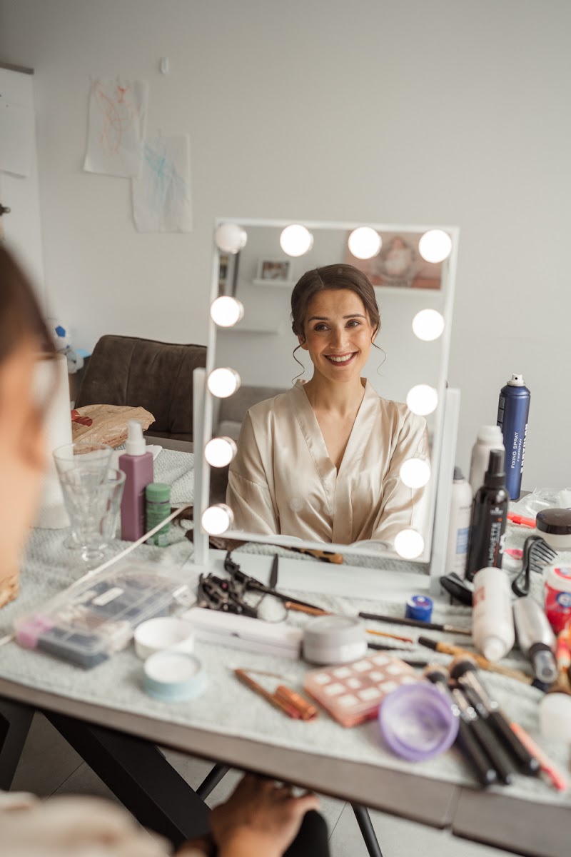 Liza loves Make up