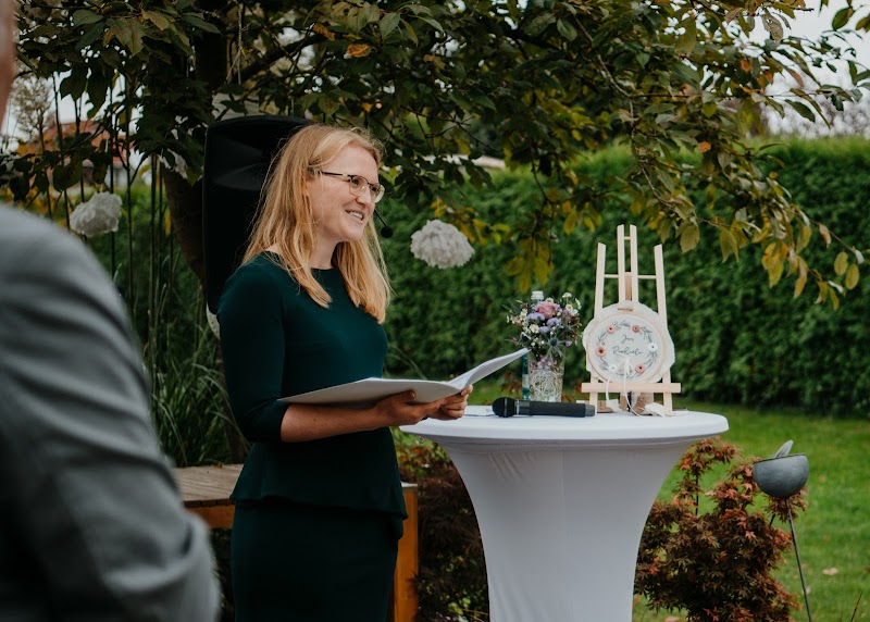 Freie Rednerin Nicolaspricht (Freie Trauung, Kinderwillkommensfest, Trauerfeier)