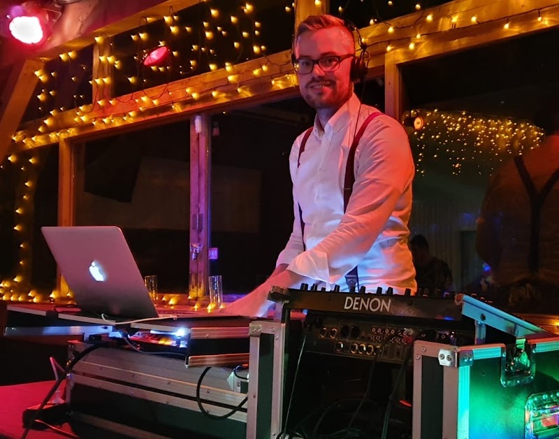 Jonas Moser DJ Event- und Hochzeits-DJ