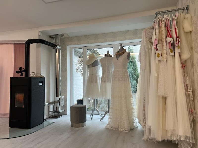EndlichBraut Brautboutique & Trauringstudio Kiel Schleswig-Holstein Hochzeitskleider Trauringe Traurede Abendmode Brautwagen